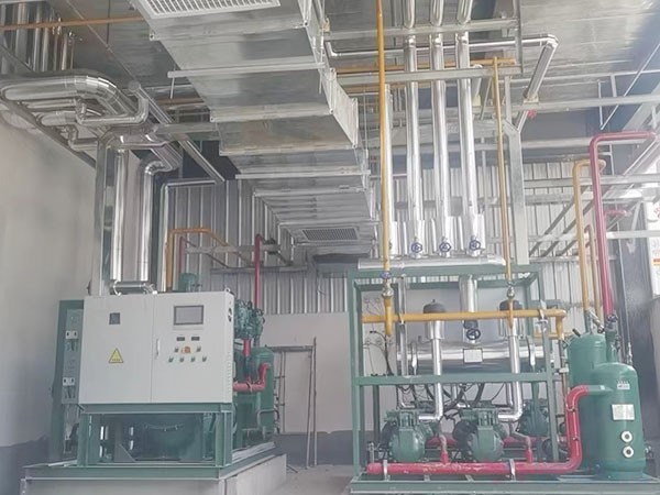 冷庫保溫板與制冷設(shè)備安裝施工現(xiàn)場